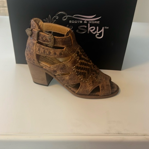 Agave Brown Sandals with Chunky Heel and Woven Design - Picture 2 of 5